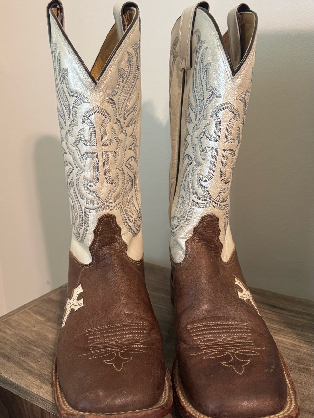 Tony Lama Western Boots 9B - Cross design - Picture 2 of 10